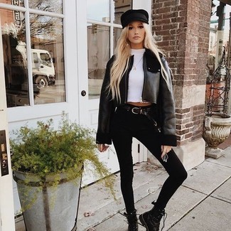 Black Leather Lace-up Flat Boots Outfits For Women In Their 20s: 