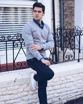 Grey V-neck Sweater with Skinny Jeans Outfits For Men: 