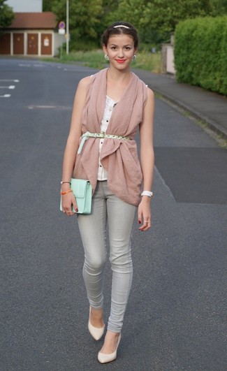Women's White Leather Pumps, Grey Skinny Jeans, White Sleeveless Button Down Shirt, Pink Vest