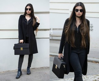 Black Necklace Outfits: 