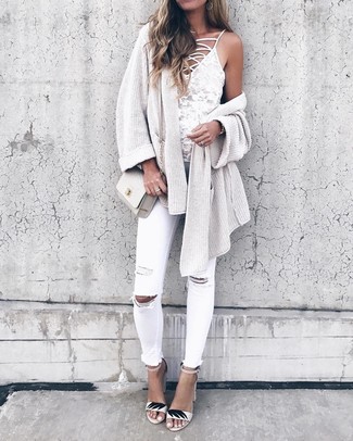 White Heeled Sandals with Skinny Jeans Outfits: 