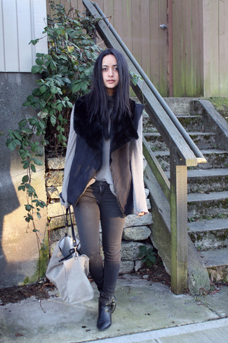 Black Shearling Vest Outfits: 