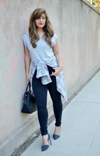Grey V-neck T-shirt Outfits For Women: 