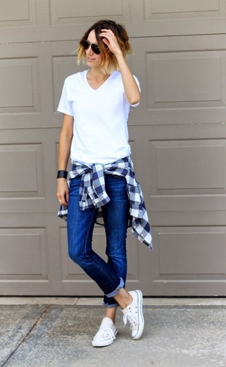V-neck T-shirt Outfits For Women: 