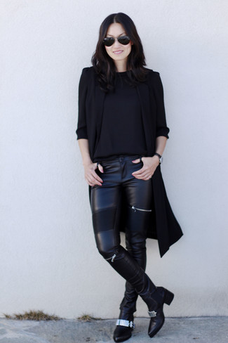 Black Sleeveless Coat Outfits: 