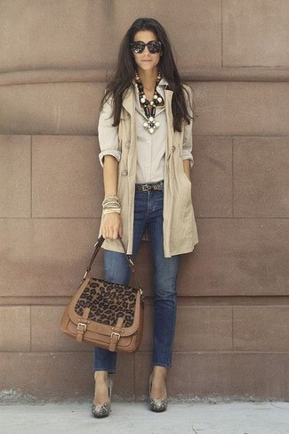 Sleeveless Coat Outfits: If you're looking for a casual and at the same time stylish getup, wear a sleeveless coat and navy skinny jeans. Gold embellished pumps are the simplest way to add an added touch of chic to your look.