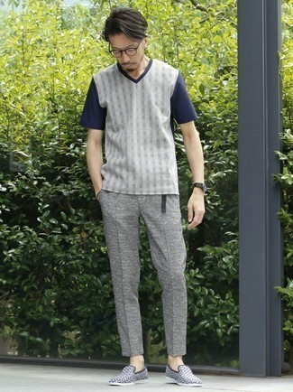 Grey Knit Chinos Outfits: 