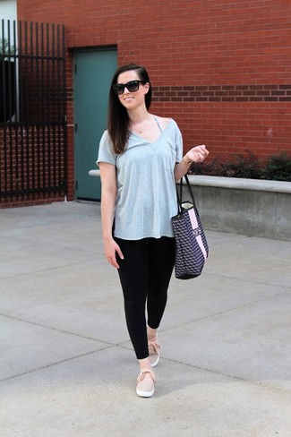 V-neck T-shirt Hot Weather Outfits For Women: 