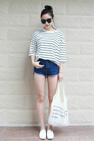 White and Navy Print Canvas Tote Bag Outfits: 