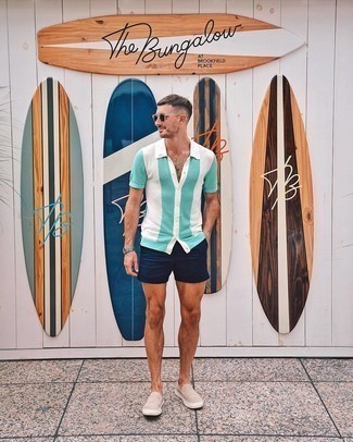 White and Green Vertical Striped Short Sleeve Shirt Outfits For Men: 