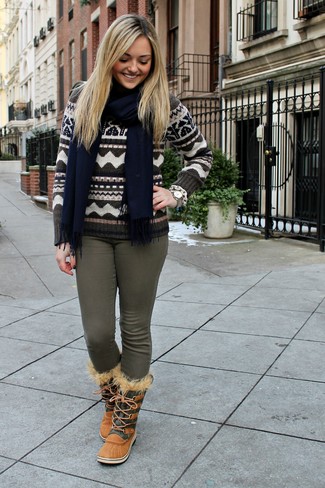 Dark Green Skinny Jeans with Crew-neck Sweater Outfits: 