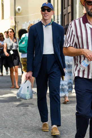 Multi colored Bandana Outfits For Men: Fashionable and functional, this off-duty combo of a navy suit and a multi colored bandana provides with variety. Hesitant about how to round off this outfit? Finish off with a pair of tan suede loafers to rev up the style factor.
