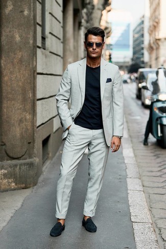 Navy Pocket Square Outfits: This combo of a grey suit and a navy pocket square epitomizes versatility and relaxed menswear style. You could perhaps get a bit experimental in the footwear department and smarten up your ensemble by slipping into a pair of navy suede loafers.