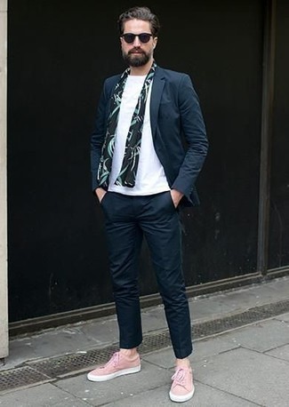 Black Print Scarf Outfits For Men: A navy suit and a black print scarf paired together are a perfect match. Our favorite of an infinite number of ways to round off this ensemble is a pair of pink canvas low top sneakers.