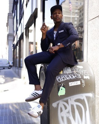 White and Navy Print Pocket Square Outfits: A big thumbs up to this laid-back pairing of a navy suit and a white and navy print pocket square! Complete this ensemble with white and black leather low top sneakers and the whole look will come together really well.