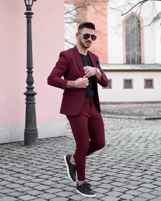 Black Pocket Square Outfits: A burgundy suit and a black pocket square teamed together are a wonderful match. Let your outfit coordination expertise really shine by complementing this getup with black leather low top sneakers.