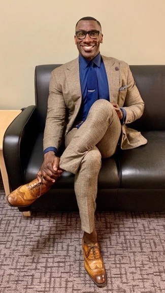 Grey Pocket Square Outfits: Make a tan plaid suit and a grey pocket square your outfit choice for a fuss-free look that's also pulled together. Tap into some Idris Elba dapperness and spruce up your getup with tobacco leather brogues.