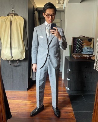 Men's Outfits 2021: This pairing of a grey suit and a white dress shirt is a surefire option when you need to look like a menswear guru. And if you need to effortlessly play down this outfit with a pair of shoes, complete your ensemble with a pair of black leather brogues.