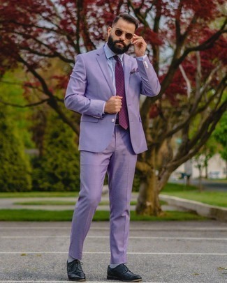Purple Pocket Square Outfits: A light violet suit and a purple pocket square have cemented themselves as veritable wardrobe heroes. You could perhaps get a bit experimental in the footwear department and elevate your look by rounding off with a pair of black leather brogues.