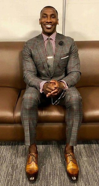 Brown Lapel Pin Outfits: If the setting allows casual style, rock a grey plaid suit with a brown lapel pin. Take this look down a dressier path by slipping into tan leather derby shoes.