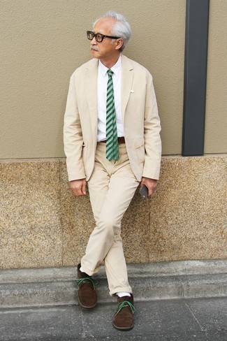 Green Silk Tie Outfits For Men: A beige suit and a green silk tie are a sophisticated outfit that every modern man should have in his sartorial arsenal. Feeling venturesome today? Jazz things up by finishing with a pair of dark brown suede desert boots.