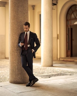 Burgundy Paisley Tie Outfits For Men: A navy suit and a burgundy paisley tie are an elegant combination that every sharp guy should have in his wardrobe. Throw black leather double monks in the mix to bring a touch of stylish effortlessness to this outfit.