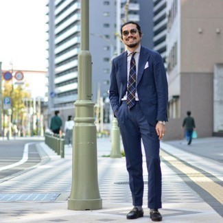 Dark Green Sunglasses Outfits For Men: For a casual ensemble, try teaming a navy suit with dark green sunglasses — these two items work pretty good together. You can get a bit experimental when it comes to footwear and dress up this outfit with black leather loafers.