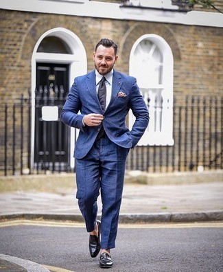 Tan Pocket Square Outfits: If you use a more casual approach to dressing up, why not try pairing a blue suit with a tan pocket square? Finish with black leather loafers to transform this outfit.