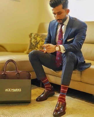 Brown Leather Briefcase Outfits: A navy suit and a brown leather briefcase are a great combo to keep in your current styling rotation. Ramp up your whole look by slipping into burgundy leather loafers.