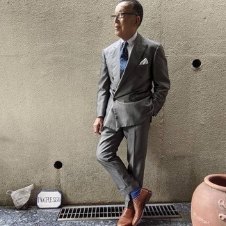 Blue Socks Outfits For Men: A grey suit and blue socks will convey this relaxed and dapper vibe. Tobacco leather loafers will bring a dash of elegance to an otherwise simple look.