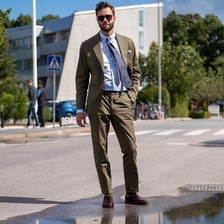 Tan Print Pocket Square Warm Weather Outfits: Try pairing an olive suit with a tan print pocket square to achieve an interesting and modern-looking laid-back outfit. You could perhaps get a bit experimental on the shoe front and add a pair of burgundy leather loafers to the mix.