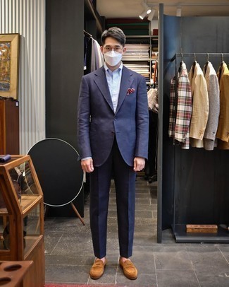 Red and Navy Pocket Square Outfits: Choose a navy suit and a red and navy pocket square for a laid-back and trendy getup. For a more refined take, complement this ensemble with tan suede loafers.