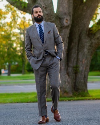 Brown Pocket Square Outfits: Fashionable and practical, this relaxed combination of a brown plaid suit and a brown pocket square provides with variety. A pair of brown leather loafers instantly ups the classy factor of your outfit.