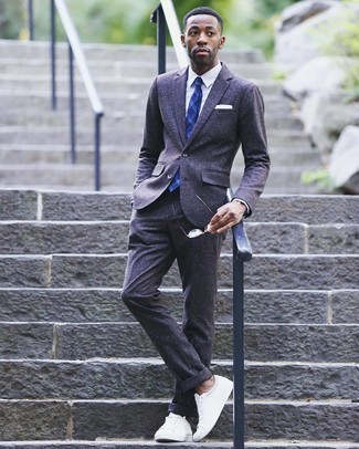 White and Navy Check Dress Shirt Outfits For Men: Loving the way this pairing of a white and navy check dress shirt and a navy suit instantly makes any gentleman look classy and sharp. Have some fun with things and complete this getup with a pair of white canvas low top sneakers.