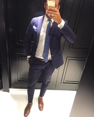 Navy Paisley Tie Outfits For Men: Combining a navy suit with a navy paisley tie is a great idea for a smart and elegant outfit. For times when this ensemble looks all-too-polished, play it down by slipping into a pair of brown leather oxford shoes.