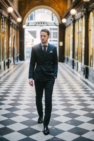 Dark Green Tie Outfits For Men: Marrying a navy suit and a dark green tie is a guaranteed way to inject a refined touch into your day-to-day styling rotation. Black leather oxford shoes will bring a hint of stylish effortlessness to an otherwise classic getup.