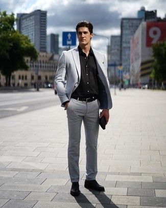 Green Pocket Square Outfits: Teaming a grey suit with a green pocket square is an awesome pick for a casual look. Black leather oxford shoes are an effective way to give a dose of elegance to your outfit.