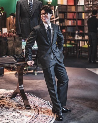 Charcoal Tie Outfits For Men: A charcoal suit looks especially refined when teamed with a charcoal tie. Black leather oxford shoes are a simple way to infuse a touch of stylish effortlessness into this outfit.