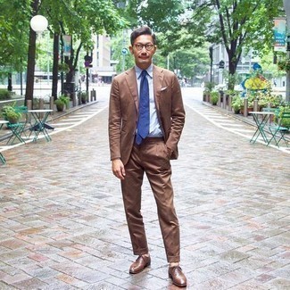 Blue Tie Outfits For Men: Dress in a brown suit and a blue tie for a stylish and polished look. In the shoe department, go for something on the laid-back end of the spectrum by slipping into brown leather oxford shoes.
