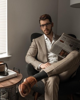 Tan Suit with Oxford Shoes Outfits: Consider wearing a tan suit and a white dress shirt for a sharp and elegant silhouette. This ensemble is complemented really well with oxford shoes.