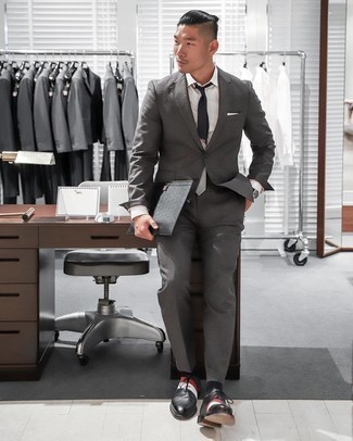 Black Leather Zip Pouch Outfits For Men: A charcoal suit and a black leather zip pouch are the perfect foundation for an endless number of looks. If you feel like playing it up a bit, complement this outfit with black leather oxford shoes.