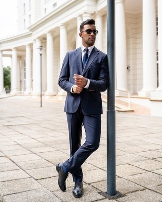 Black Leather Oxford Shoes Outfits: A navy suit and a white dress shirt are absolute essentials if you're planning a sophisticated wardrobe that matches up to the highest sartorial standards. If not sure as to the footwear, go with a pair of black leather oxford shoes.