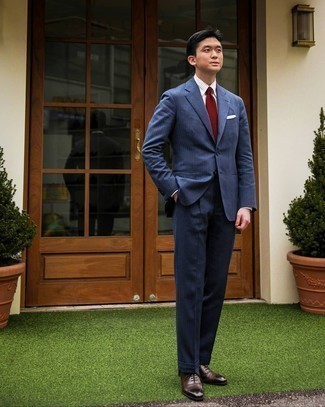 White Pocket Square Warm Weather Outfits: Look on-trend yet functional by wearing a navy vertical striped suit and a white pocket square. And if you wish to instantly bump up your outfit with footwear, complete your ensemble with a pair of dark brown leather oxford shoes.