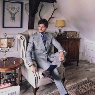 Grey Suit Outfits: This is irrefutable proof that a grey suit and a white dress shirt are awesome when paired together in a classy outfit for a modern guy. If you're wondering how to finish off, add dark brown suede oxford shoes to this look.