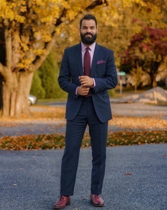 Purple Print Pocket Square Outfits: A navy suit and a purple print pocket square are the kind of a never-failing casual ensemble that you so terribly need when you have no time to dress up. Burgundy leather oxford shoes will put an elegant spin on your look.