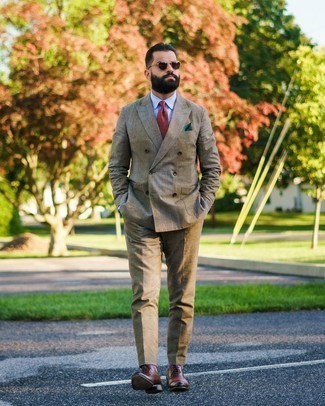 Purple Print Socks Outfits For Men: Effortlessly blurring the line between cool and casual, this pairing of a brown plaid suit and purple print socks can easily become your go-to. Dark brown leather oxford shoes are a fail-safe way to give an extra dose of polish to your ensemble.