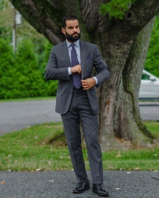 Violet Pocket Square Outfits: A charcoal suit and a violet pocket square have become a must-have pairing for many fashionable guys. Finishing off with a pair of black leather oxford shoes is a guaranteed way to bring a little zing to your getup.
