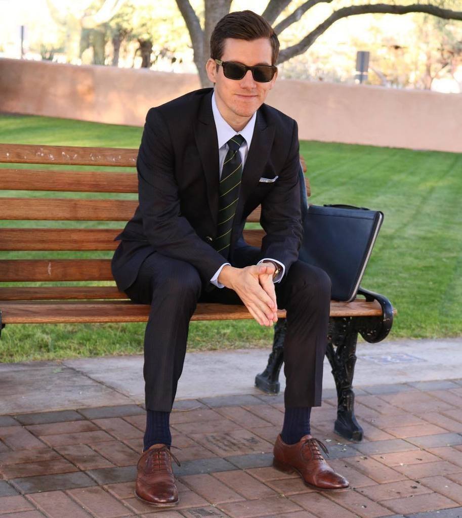Introducir 78+ imagen all black suit with brown shoes - Abzlocal.mx