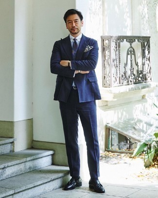 Navy Suit Outfits: Teaming a navy suit with a light blue dress shirt is an awesome pick for a smart and refined look. Rounding off with navy leather tassel loafers is a simple way to bring a dash of stylish nonchalance to this getup.