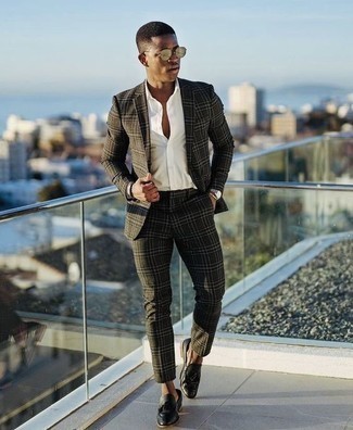 Silver Sunglasses with White Dress Shirt Outfits For Men: We all want functionality when it comes to style, and this casual combination of a white dress shirt and silver sunglasses is a great illustration of that. Make your getup slightly classier by finishing off with black leather tassel loafers.